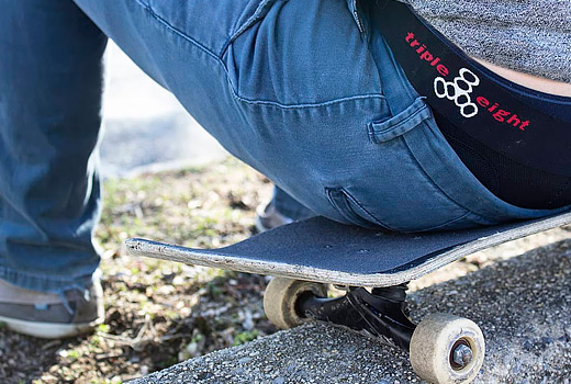 Хлопець сидить на лонгборді в Triple8 Bumsaver