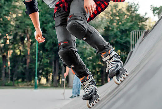Парень катается на роликах в Triple8 KP 22 Knee Pads