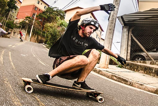 Парень на лонгборде в Triple8 Longboard Slide Glove