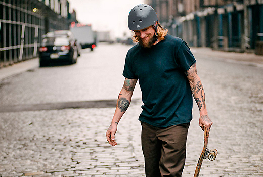 Скейтбордист Майк Валлелі в Triple8 Mike Vallely Get used to it brainsaver rubber with Sweatsaver Liner Black