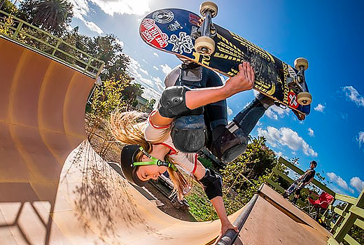 Девушка прыгает на скейте в Triple8 Street Elbow