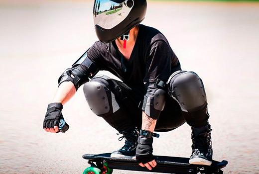 Парень на лонгборде в Triple8 Street Knee